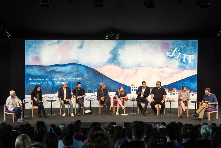 Da esquerda para direita: Liz Calder, criadora da Flip, conversa com autores na mesa de encerramento de 2016. Entre eles, as escritoras Helen Macdonald, Kate Tempest e Laura Liuzzi.