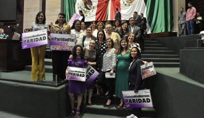 Un grupo de legisladoras celebra la aprobación de la ley de la paridad en la Cámara de Diputados