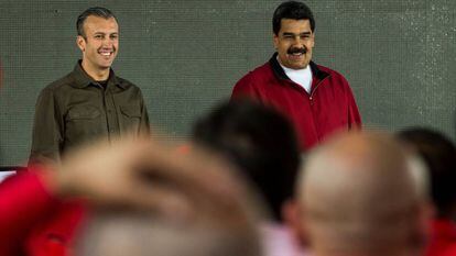 Foto tirada em 31 de janeiro de 2017 mostra o presidente Nicolas Maduro (dir.) e seu vice-presidente, Tareck El Aissami, em um ato com trabalhadoras na PDVSA 