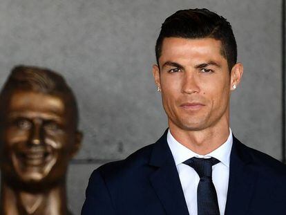 Cristiano Ronaldo, na quarta-feira, em frente ao busto que foi colocado no aeroporto de Madeira