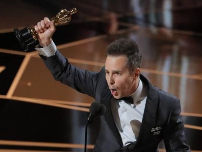 Sam Rockwell comemora o Oscar 2018 de Melhor Ator Coadjuvante.