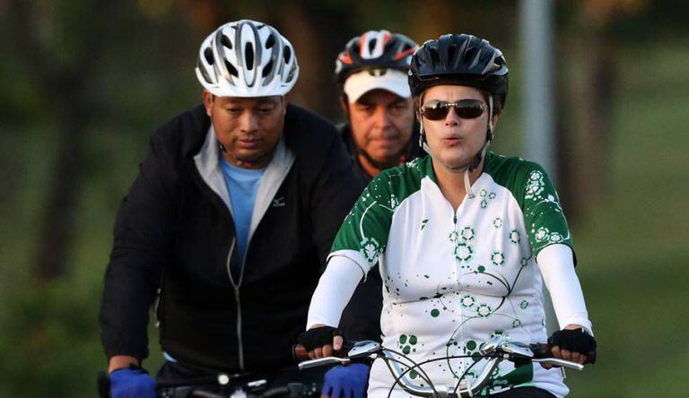 Presidenta Dilma Rousseff pedalando em Brasília