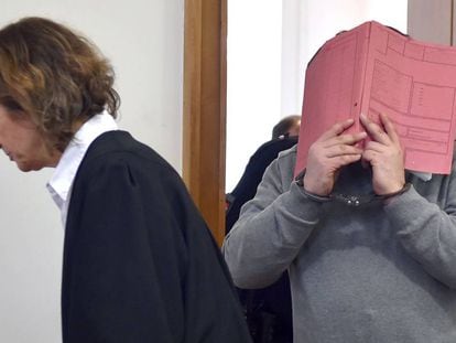 Nils Högel tapa o rosto durante o julgamento em Oldenburg, em 2015.