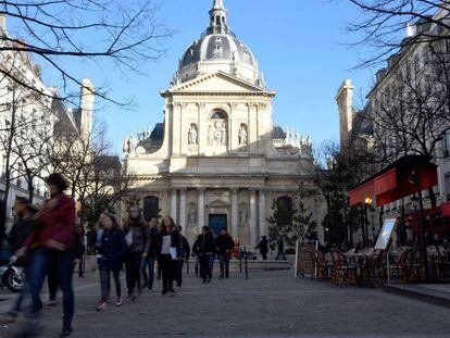 Estudantes junto à Universidade Sorbonne, no centro de Paris.