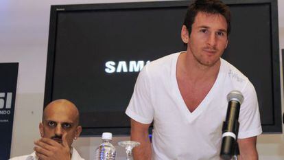 Messi e a Guillermo Marín, em julho de 2013 no Panamá.