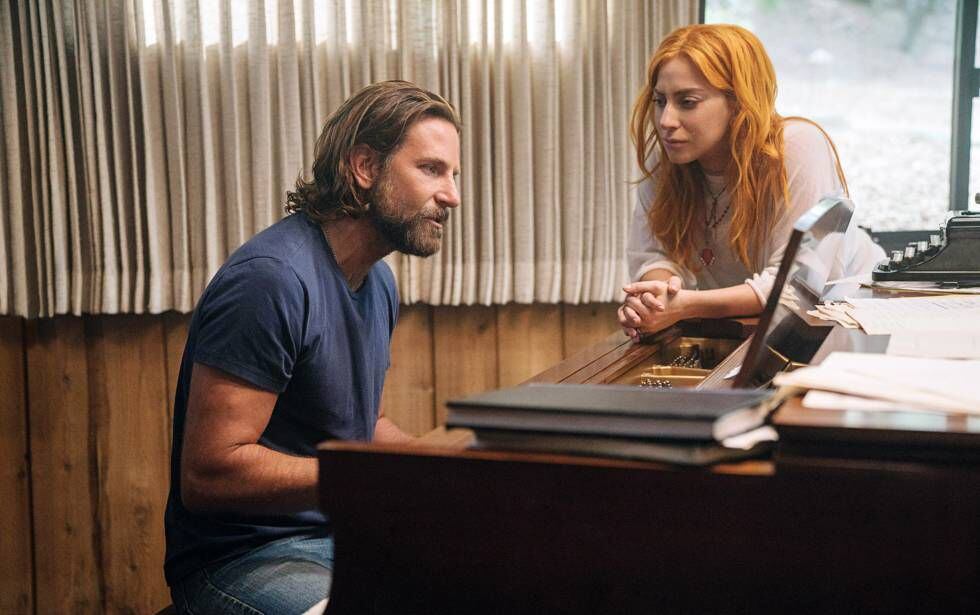 Lady Gaga com Bradley Cooper, em cena do filme 'Nasce uma estrela'.