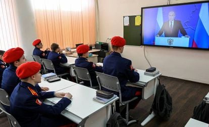 Cadetes da corporação dos Cossacos acompanham o discurso de Putin na televisão nesta quarta-feira, em Rostov do Don