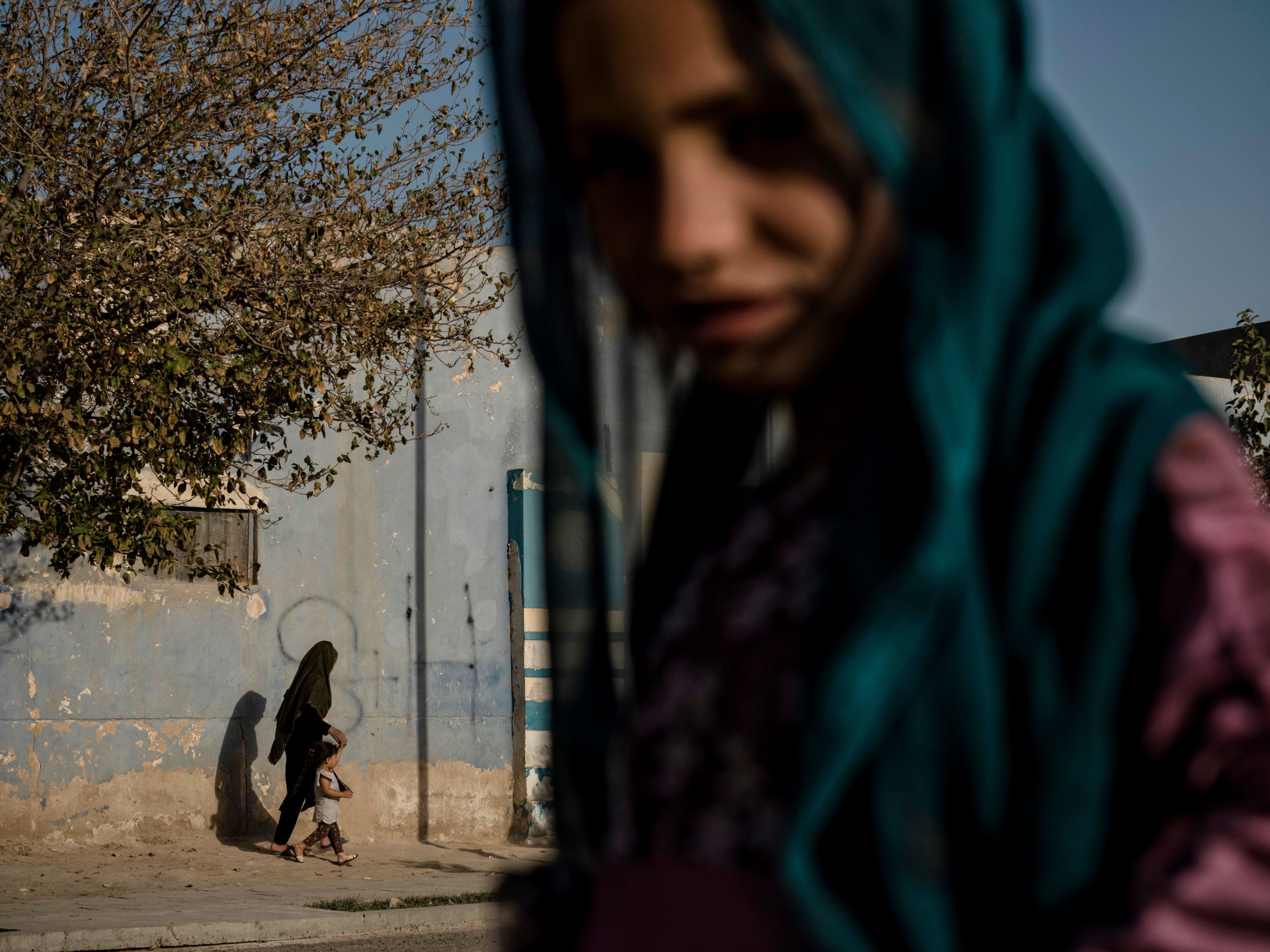 Uma jovem em uma rua de Kandahar, em 10 de agosto.