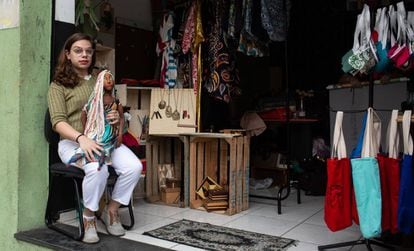Giulianna Nonato, em uma oficina de costura para mulheres trans em São Paulo.
