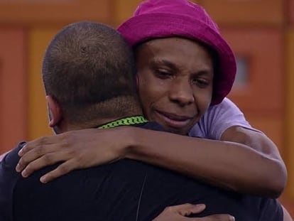 Lucas Penteado abraça Projota em cena do 'BBB 21'