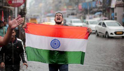 Um homem celebra nesta terça-feira o bombardeio do Paquistão em Calcutá.