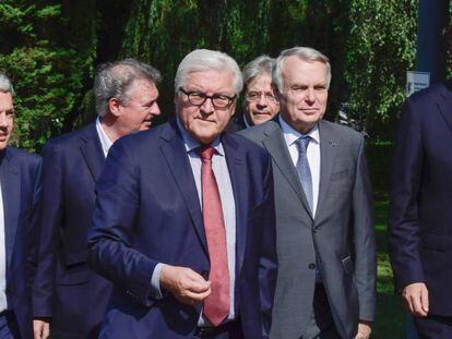 Da esquerda para a direita, o ministro belga Didier Reynders, o de Luxemburgo Jean Asselborn, o alemão Frank-Walter Steinmeier, o italiano Paolo Gentiloni, o francês Jean-Marc Ayrault e o holandês Bert Koenders.