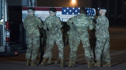 Soldados norte-americanos transportam os restos mortais de Elis Barreto Ortiz, que morreu em um atentado em Cabul em 5 de setembro.