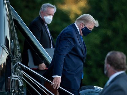 O Chefe de Gabinete da Casa Branca, Mark Meadows (à esquerda), observa o presidente Donald Trump deixar o Marine One ao chegar ao Walter Reed Medical Center em Bethesda, em 2 de outubro de 2020.