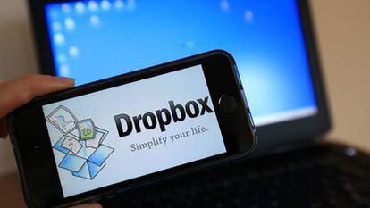 Dropbox é um serviço de armazenamento em massa na 'nuvem'. Legendas em espanhol.