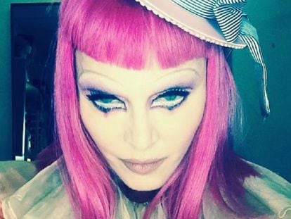 Madonna, vestida de palhaço, para o show em Melbourne.