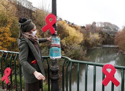 Laços vermelhos colocados em ponte de Pamplona pela Associação Sare, que dá apoio a pessoas infectadas, e pela Comissão Anti-AIDS de Navarra por ocasião do Dia Mundial de Combate à AIDS.