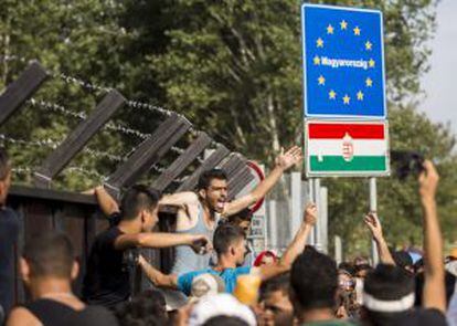 Mais de mil refugiados permaneciam na noite de terça-feira no limite entre a Sérvia e a Hungria à espera de que as autoridades húngaras abrissem passagem, apesar do fechamento da fronteira.