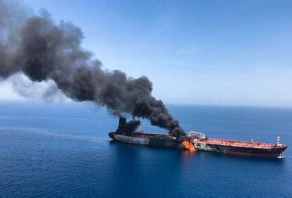 Um dos barcos que teriam sido atacados no golfo de Omã.