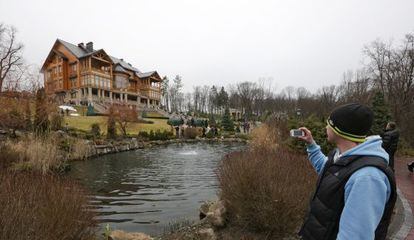 Um homem tira fotos da mansão de Víctor Yanukóvich.
