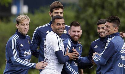 Lionel Messi, com seus companheiros da seleção argentina, em um treino.
