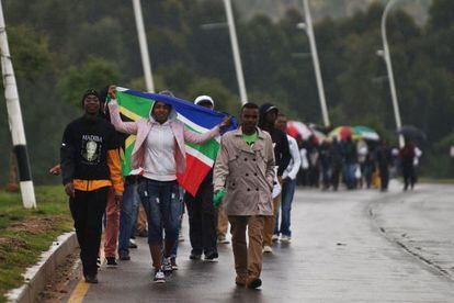 Dezenas de sul-africanos saem do estádio depois da cerimônia.