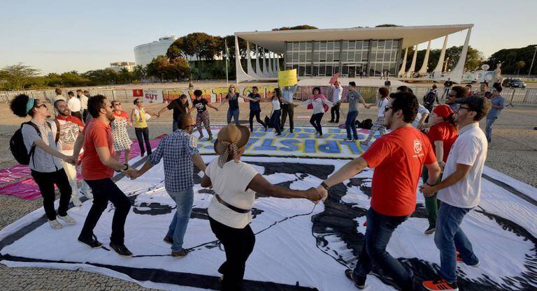 Manifestantes celebram afastamento de Cunha.
