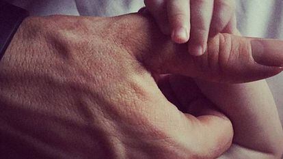 A imagem mais terna que Ryan Reynolds compartilhou até a data. Nela, sua filha James aparece agarrando a mão do ator.