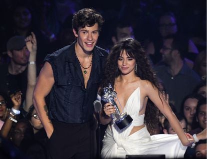 Shawn Mendes e Camila Cabello depois de ganharem o prêmio de melhor clipe de colaboração no MTV Video Music Awards de 2019.