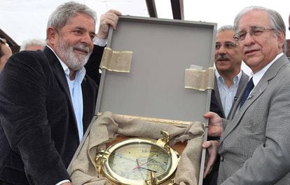 Lula é presenteado com um relógio durante visita a Itajaí, em 2010