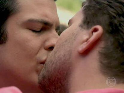 F&eacute;lix e Niko se beijam no final de Amor &agrave; Vida.