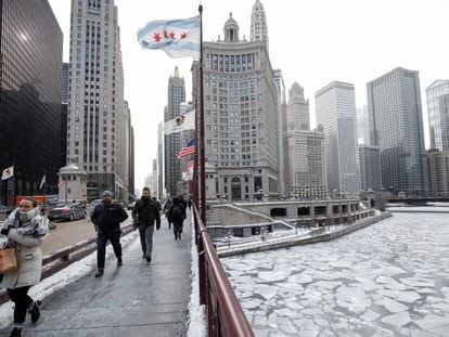 Pessoas caminham nesta terça-feira por Chicago durante a onda de frio polar