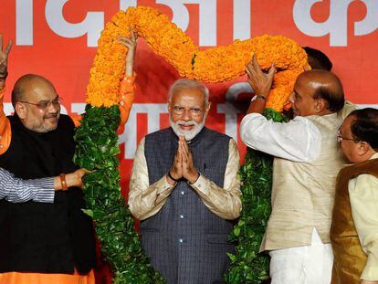 O primeiro-ministro indiano, Narendra Modi (no centro), comemora sua vitória nas eleições gerais