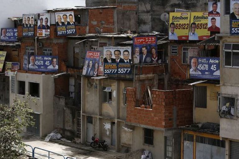 Cartazes de candidatos nas no bairro Bonsuceso, no Rio.