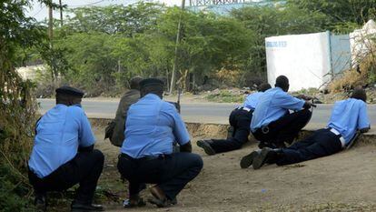 Agentes da polícia cercam a Universidade de Garissa.