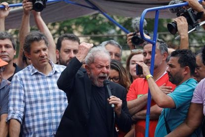 Lula discursa em São Bernardo um dia após sua prisão