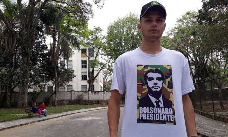Leonardo Henrique Bello, de 18 anos, em um parque em Curitiba.