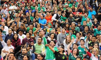Torcida mexicana no estádio Azteca, em março passado.