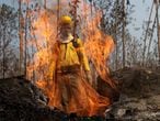 AME1037. PORTO VELHO (BRASIL), 28/08/2019.- Un bombero se ve tras las llamas durante los combates de los incendios en la selva amazónica este miércoles, cerca de Porto Velho (Brasil). La región amazónica brasileña sufre los peores incendios forestales de los últimos años, achacados en gran parte a la deforestación, y con una creciente presión internacional que demanda la protección de esta región. El Gobierno brasileño, que se demoró algunos días para reaccionar a la crisis desatada por los fuegos, comenzó a actuar con firmeza el pasado fin de semana y ha desplegado a unos 40.000 militares en la región amazónica. EFE/ Joédson Alves