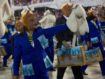 Lobo em pele de carneiro e as malas de dinheiros no desfile da Beija Flor.