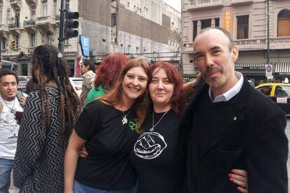 Adriana Funaro, no centro, e Nicolás Breg (esquerda) nas portas do Congresso Nacional.