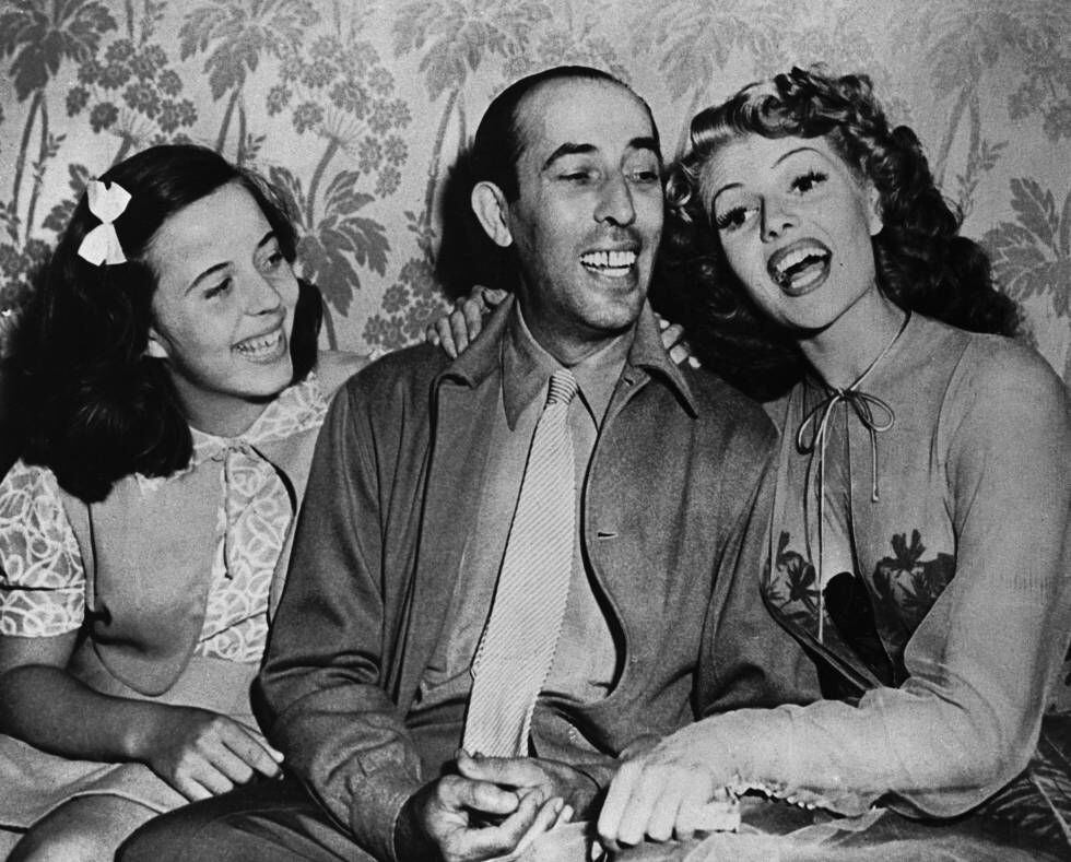 Carmina Cansino (prima de Rita Hayworth), Eduardo Cansino (bailarino espanhol e pai da atriz) e Rita Hayworth durante a rodagem de ‘Bonita Como Nunca’, em 1943.