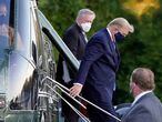 El presidente de EE UU, Donald Trump, tras aterrizar en el hospital.