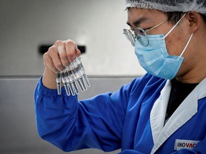 Funcionário examina um lote de vacinas na fábrica da Sinovac em Pequim.
