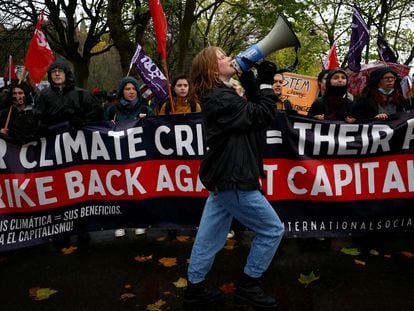 Manifestantes protestam durante a COP26, realizada em Glasgow, na Escócia.