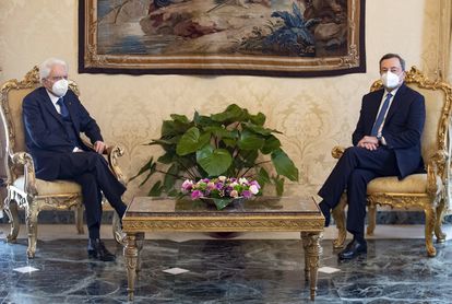O presidente da Itália, Sergio Mattarella (à esq.), durante reunião com Mario Draghi no Palácio do Quirinal, na quarta-feira.