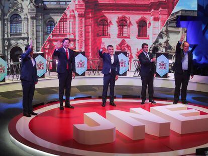 Candidatos presidenciais do Peru durante um debate televisivo em 31 de março, em Lima.