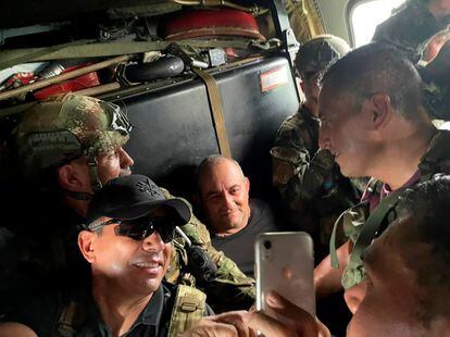 Otoniel, no centro, sorri para uma foto com militares colombianos dentro de um helicóptero após ser capturado.