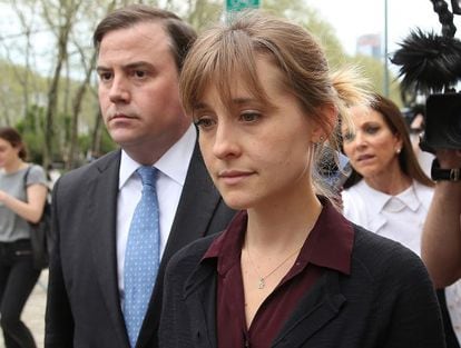 A Allison Mack deixa tribunal em Nova York após ser ouvida por juiz no caso de suas acusações de tráfico sexual de mulheres.