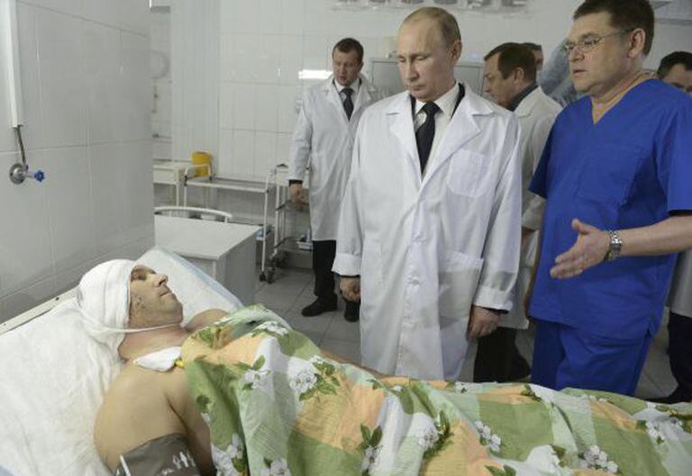 Putin visita um dos feridos em Volgogrado.